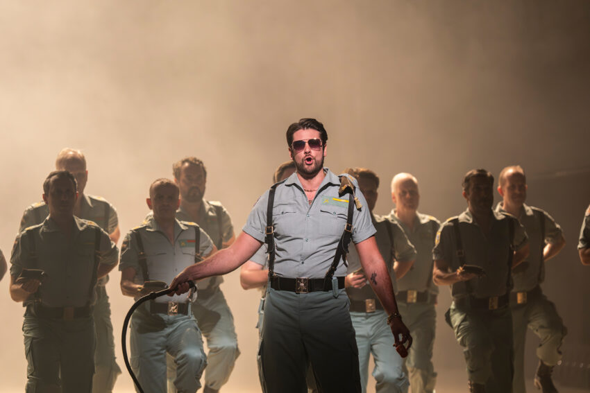 Jolyon Loy, Chorus of ENO, ENO’s Carmen 2025 © Ellie Kurttz